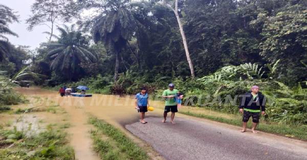 关丹武吉巴贡原住民村道路遭积水淹没，交通中断。