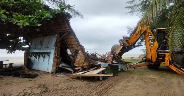 泥机车将搭建在沙滩处的永久式建筑物直接“拆解”。