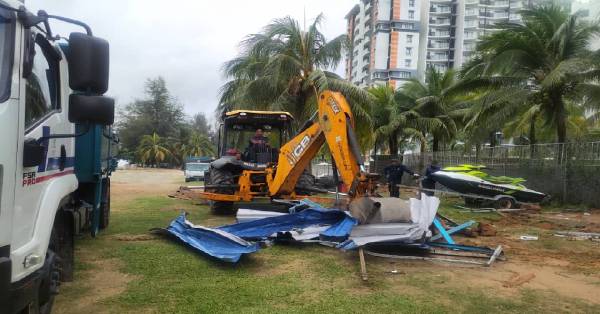 商贩在海边保留地段非法搭建营业小亭，遭市政厅执法路队摧毁。