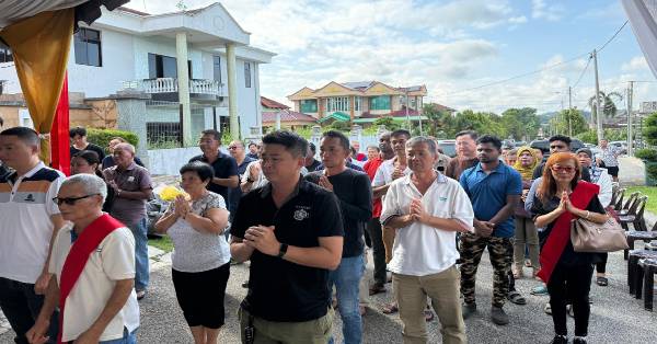 王明发老先生遗灵周六（21日）举殡，众各界商家、学校、社团代表及亲友亲临送其最后一程。