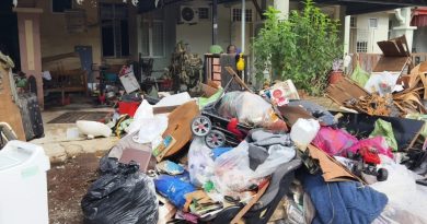 今日东海岸｜ 家具电器轿车 全毁了   水退留泥泞垃圾‧灾民忍悲伤清理