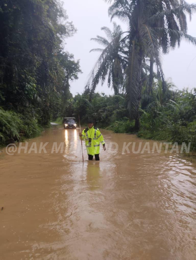 警员为确保警方货卡能安全通过道路积水区，不惜涉水徒步测量水位。