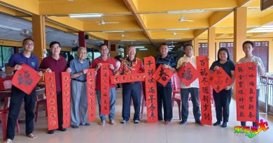 写春联为民众免费贴福 书法家赠墨宝迎新