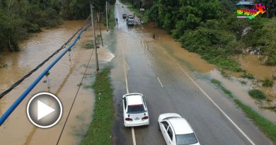 视频｜下雨导致河水溢出马路      轿车一度无法通行