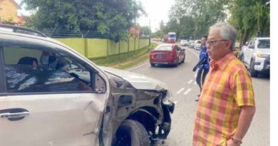 返宫途中遇见车祸    彭苏丹下车关心伤者