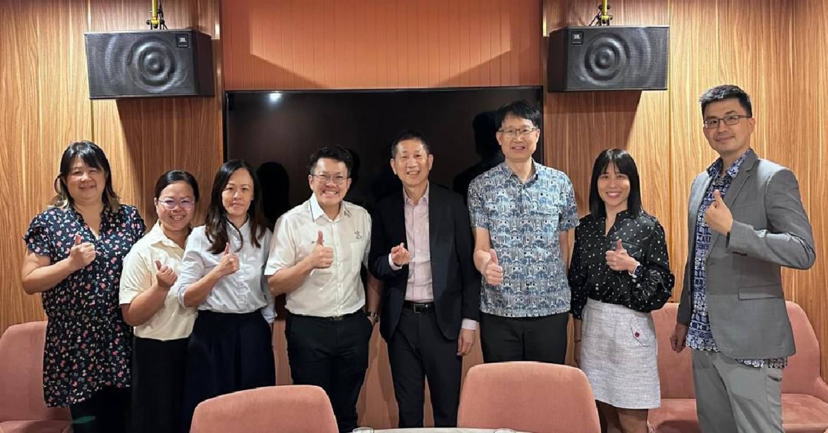 李政贤(左4)及洪正彬针对“车手”事件进行交流后合影,左起骆妍宁、陀秋玲、陀秋萍、施建志、李翔婷及赵希钟。