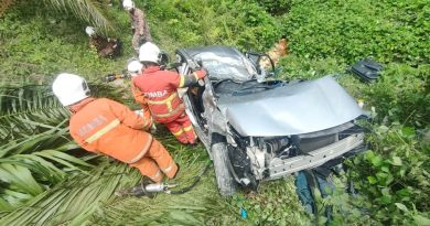 冲坠大道旁20尺深谷   同车4女  2死2伤