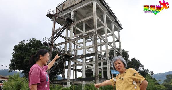 冯丽燕（右）与邻居呼吁彭州水务管理公司，尽速关注关丹阿罗阿加玛丽雅娜住宅区陈旧大水槽引发的民生问题。