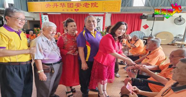 李文辉（左起）、龙兆宏、黄金宝、潘昭银陪同杨宝玲派送祝福红包予老人们。