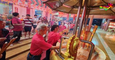 今日东海岸｜民众打卡祈福报名拜太岁     寺庙人潮多    香火旺