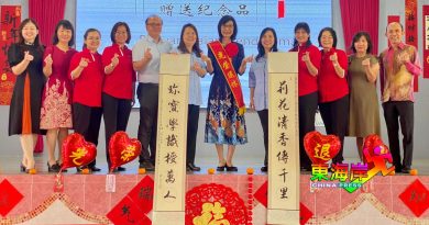 陈莉珍校长  告别母校   立卑中华华校   祝福荣休愉快