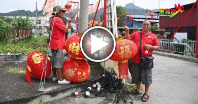 蛇来运转丨财神庙拉队美化添年味  玻璃口大桥 挂红灯笼　