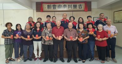 丹南安会馆  颁42年长会员红包