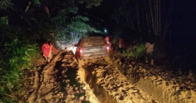 长命雨 烂泥路  学生花15小时才到家