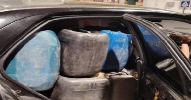 轿车载满私油遇执法员  男子丢下伙伴逃走