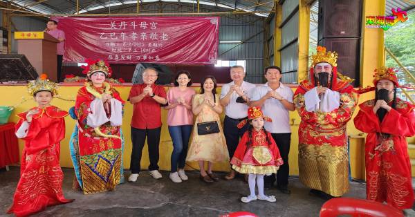 丹斯里吴明璋（左3）和夫人潘斯里卓秀盛情出席孝亲敬老新春活动，获拿汀斯里陈怡妗、黄崇洸及副主席拿督孙诗群在大小财神爷陪同下接待。