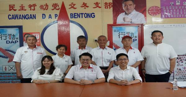 梁耀雯(坐者左起)、李政贤、何子扬宣布民主行动党新村村长人选,后者左起罗良丰、蔡惠卿、黄庆财、黄文源、蔡文全及陈宥迪。