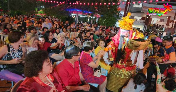 财神爷现场派送年柑予出席者互动，现场“财气”满满。