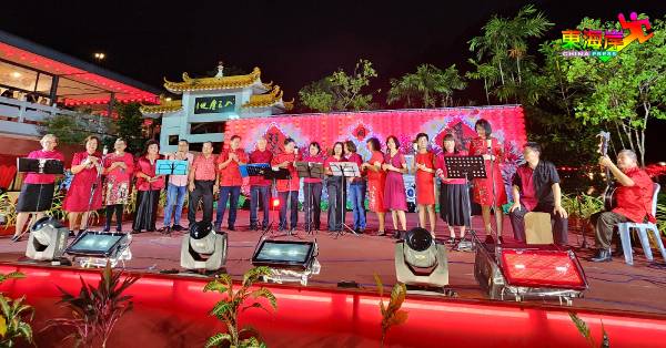 关丹和声音乐协会成员为传扬中华艺术歌曲、华乐，即场带来一曲曲美妙的口琴等演出。