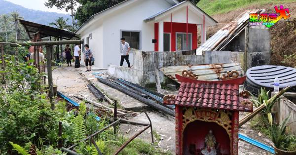 两年前被大火烧毁的木板屋，房政部新村房屋重建计划为灾民原址重建。