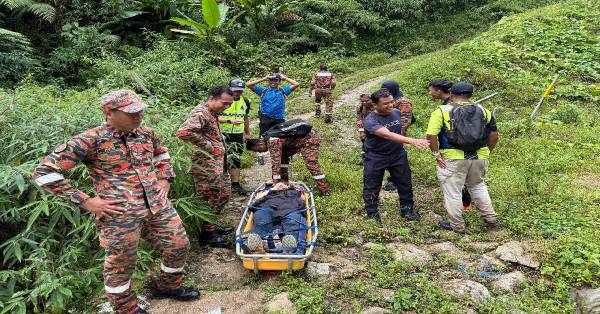 消拯员以接力方式，使用担架将女伤者安全抬下加沙山。