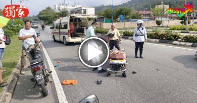 摩哆翻覆骑士受伤  路过者撑伞伸援手