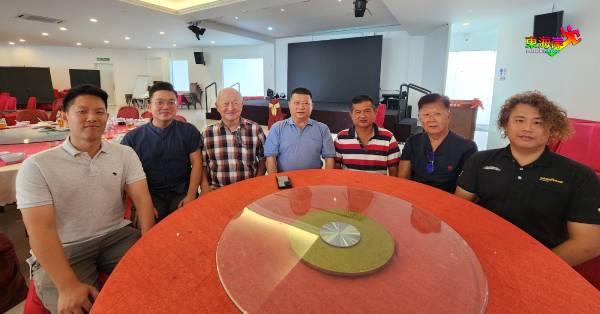沈春祥(左4)率同党员李俊贤(左起)、张品健、丘福泉、叶志孚、何云盛及李伟伦,呼吁公正党各级党员于25日前线上更新党籍。