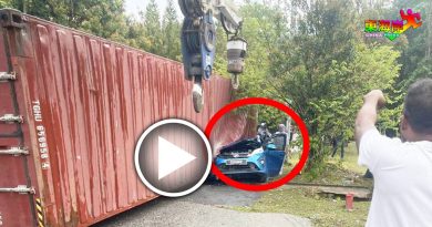货柜拖格翻覆压轿车 司机受困车内受伤