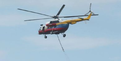 动用直升机空中灌浇  北根285公顷林火 扑灭