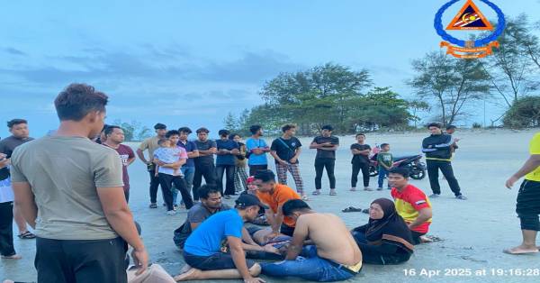驻士拔海滩民防队救援队员即场为老翁进行心肺复苏，尝试抢救老翁。