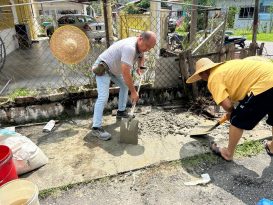 文冬3新村村长  趁假日補沟盖  路洞