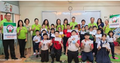 华光功德会东海岸分会        移交4500教育金给清寒子弟