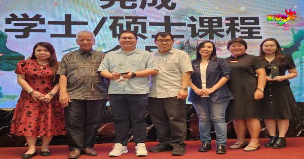 顺利完成学士、硕士课程的教师沈育苇(左3)于会上与嘉宾陈慧琦(左起)、林锦志、邓世坚、王秀玲、罗素君及王和婷合影。