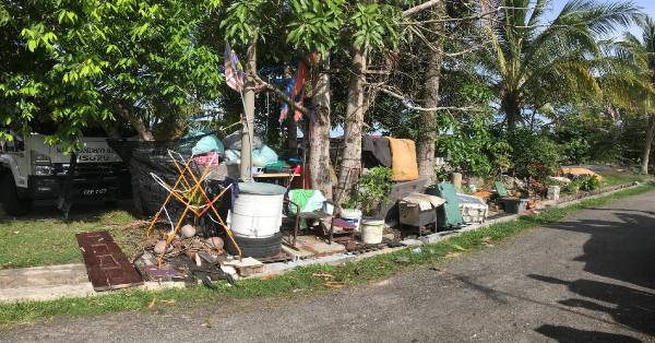 居民“霸占”住宅区,在绿化空地置放杂物,造成有碍市容问题。
