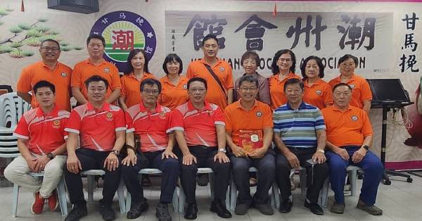 巴生滨海潮州会馆及甘马挽潮州会馆理事成员交流后合影,坐者左起陈侑按、谢家崃、赖锡隆、郑明发、陈权、拿督萧德瑞及曾松涛,后左起陈承丰、曾俊峰、吴秀美、谢月美、李丰邑、黄燕君、黄彩燕、陈燕君及曾佩霞。