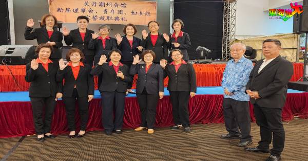 林进德(右起)陪同杨志良为以王梅贞(前排左3)为首的妇女组新届执委主持监誓礼。