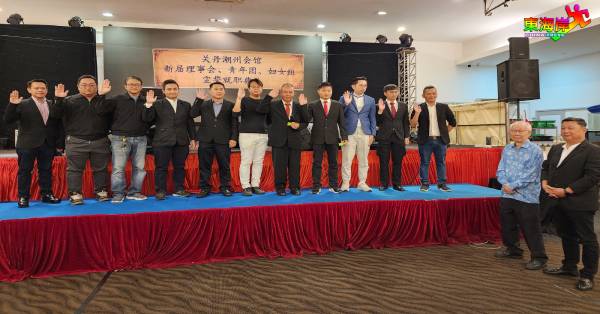 林进德(右起)陪同杨志良为以张敏俊(前排右7)为首的青年团新届执委主持监誓礼。