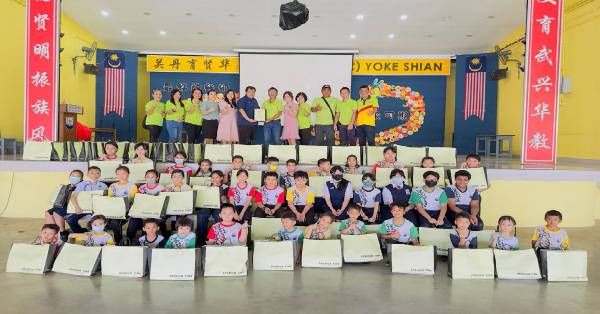 邓世坚(左3)赠送百份文具书包暖童心感谢状予于慈善一条心理事。