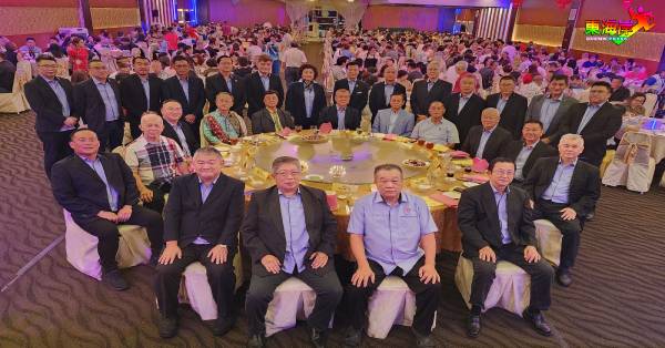 关丹中华总商会举办庆祝五一劳动节联欢晚宴,全体理事与主桌嘉宾合影。