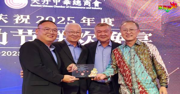筹委会主席张文源(左)赠送纪念品予吴明璋,由姚瑞明及黄崇洸陪同。