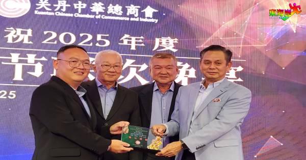 筹委会主席张文源(左)赠送纪念品予谢征佑,由姚瑞明及黄崇洸陪同。