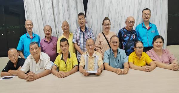 卸任主席黄永健(坐者左4)及曾再温与关丹小贩商业公会新届理事合影,坐者左起张桂源、洪龙鸿、郑温諨、蔡玉华及蔡汶洁。