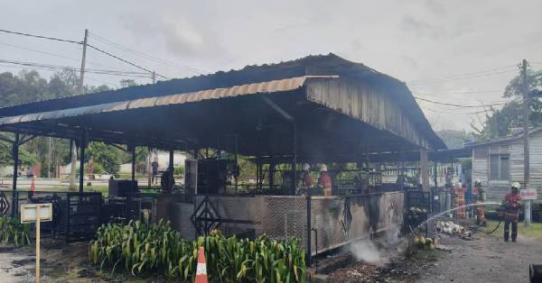 路边小食摊因液化石油气爆炸引发大火,消防员在灭火后,慎查现场火苗,避免死灰复燃。