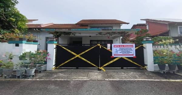 拖欠门牌税的单位被关丹市政厅执法组拉队登门“封屋”。