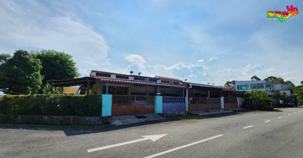 关丹富门花园住宅区长期面对因低水压引发的水供问题,终以改建绕道接驳水管方案获解决。