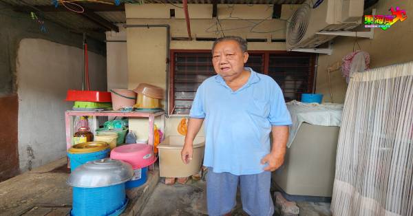 江梹强展示以往必须提前以水桶盛满水,再使用水瓢将水灌入自动洗衣机,才能启动洗衣模式。