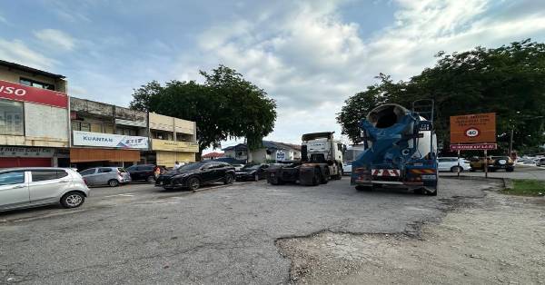 住宅区路口空地被用做为维修地,民众促关丹市政厅给予交待。