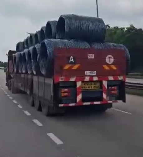 由于违规载钢卷，导致两侧车门都无法关起来。