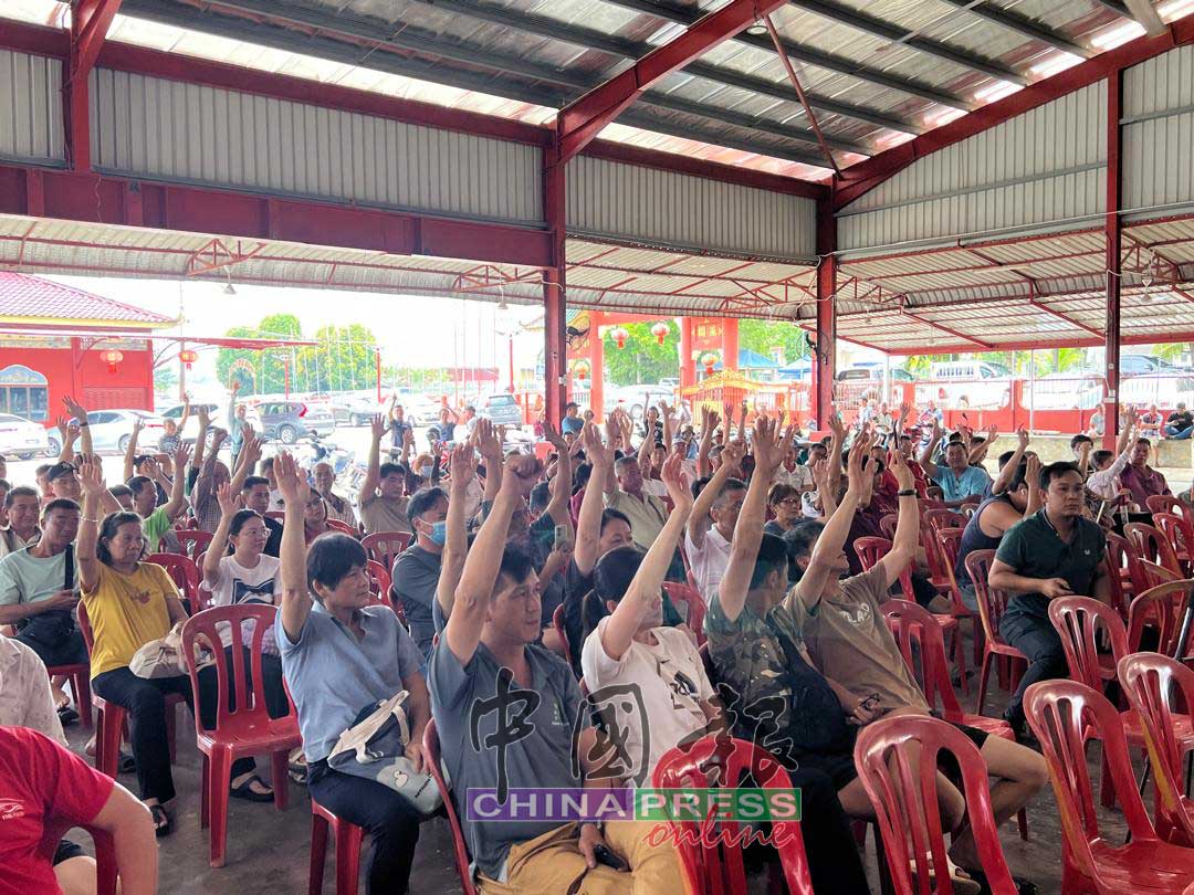 农民以举手方式赞同对DOA集团进行司法诉讼。