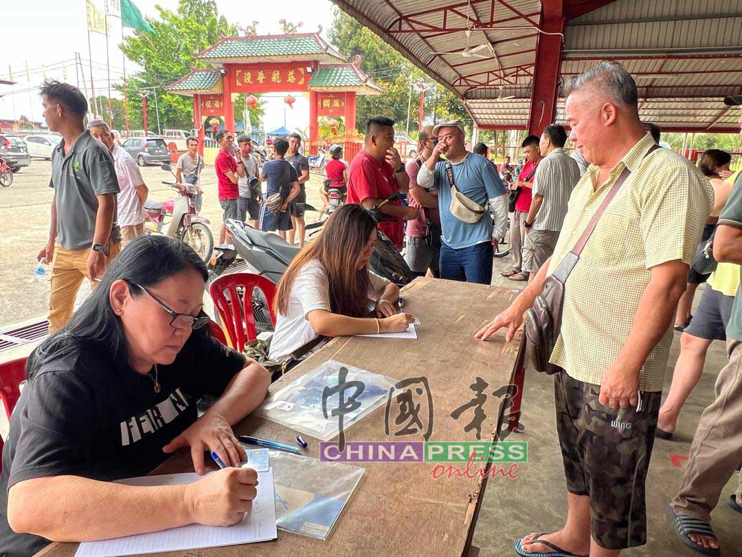 农民到柜台了解参加新一轮司法诉讼的详情。